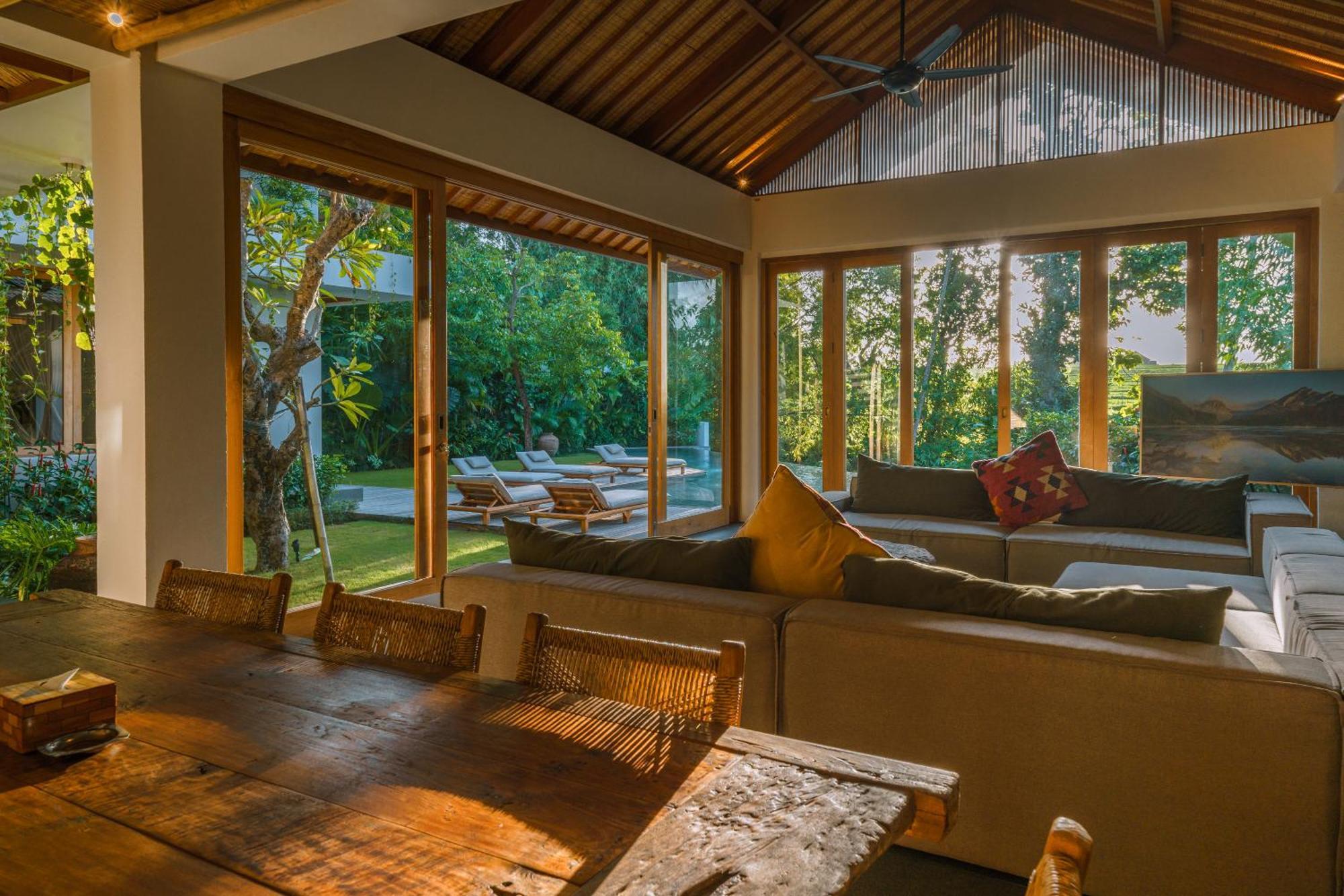 Villa Kauh - Luxury Tropical 5br Close To Pererenan