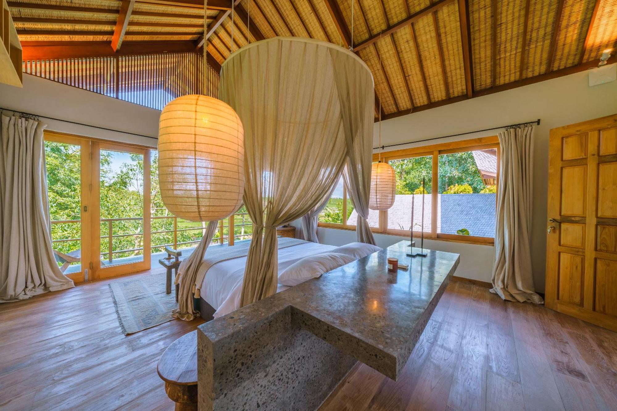 Villa Kauh - Luxury Tropical 5br Close To Pererenan