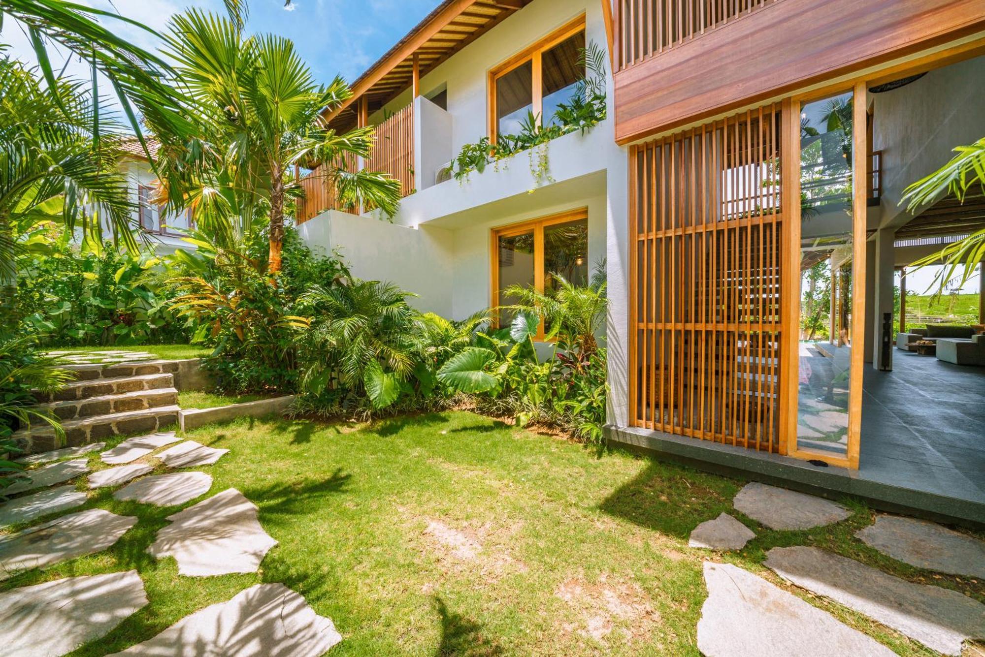 Kauh - Luxury Tropical 5br Close To Pererenan Villa