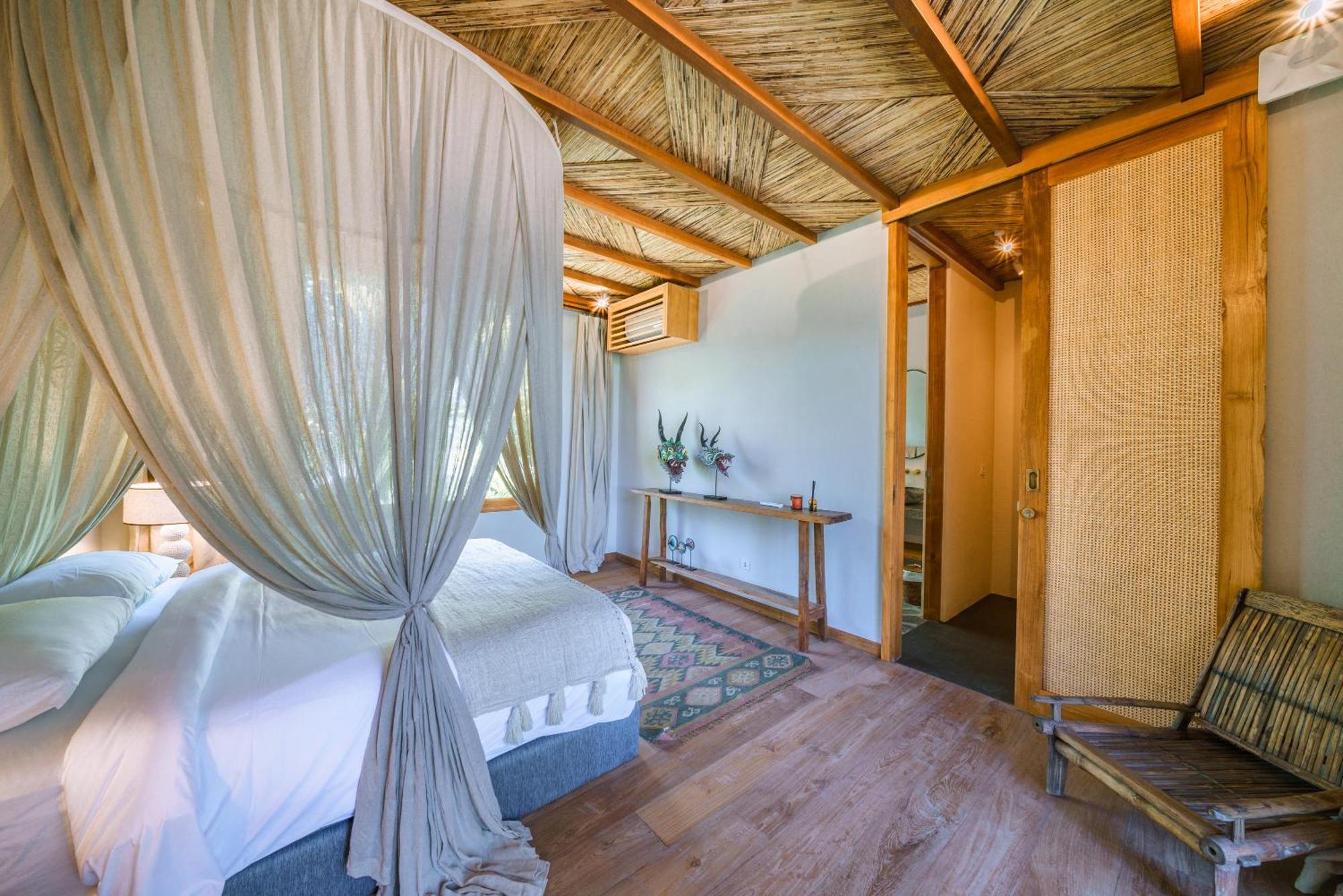 Villa Kauh - Luxury Tropical 5br Close To Pererenan