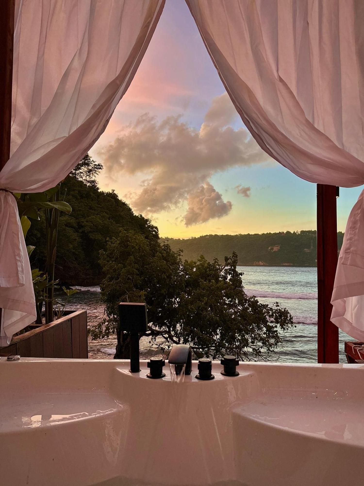 Beachfront Luxury Dome - Gamat Bay Hotel