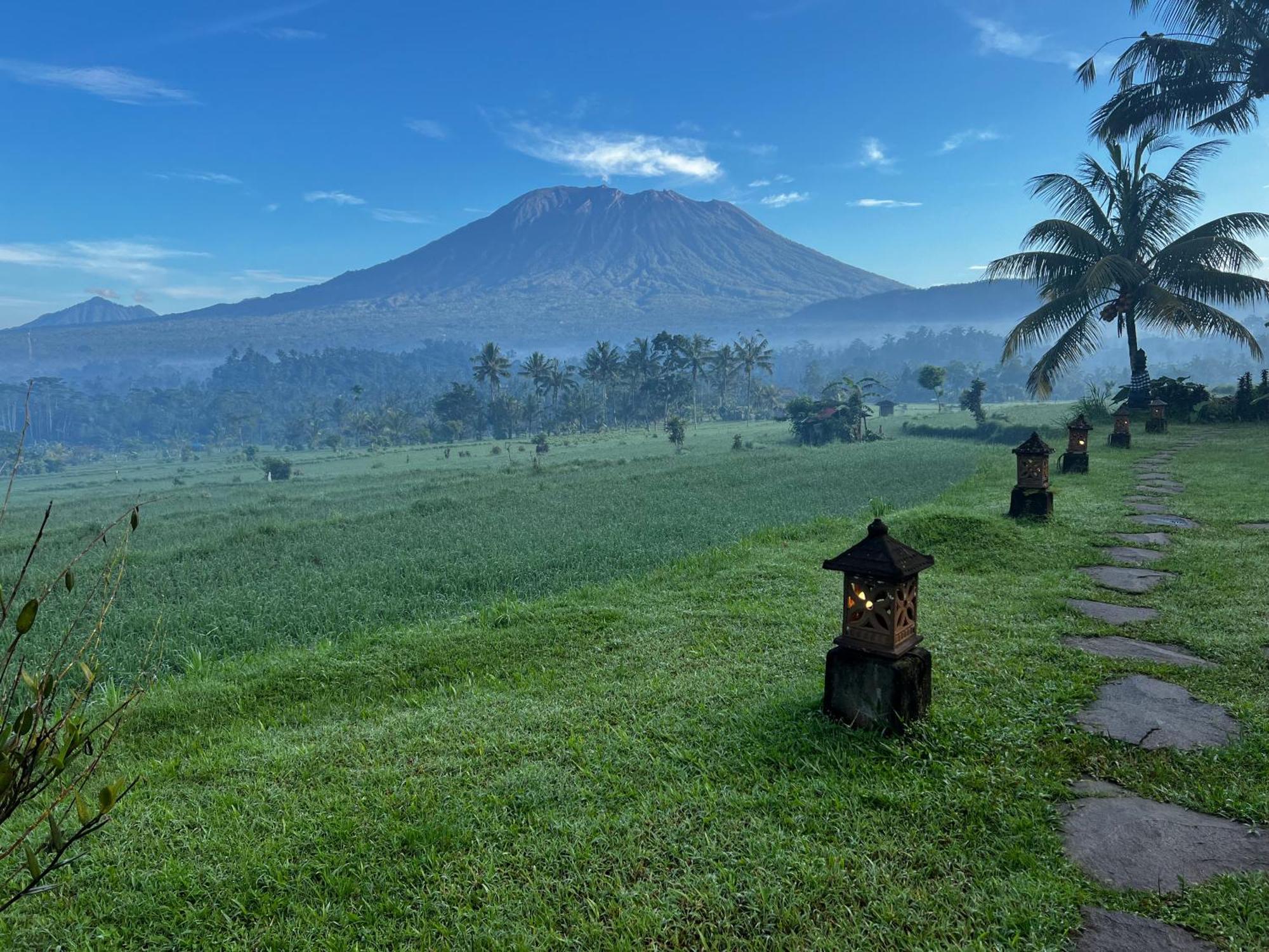 Great Mountain Views Selat