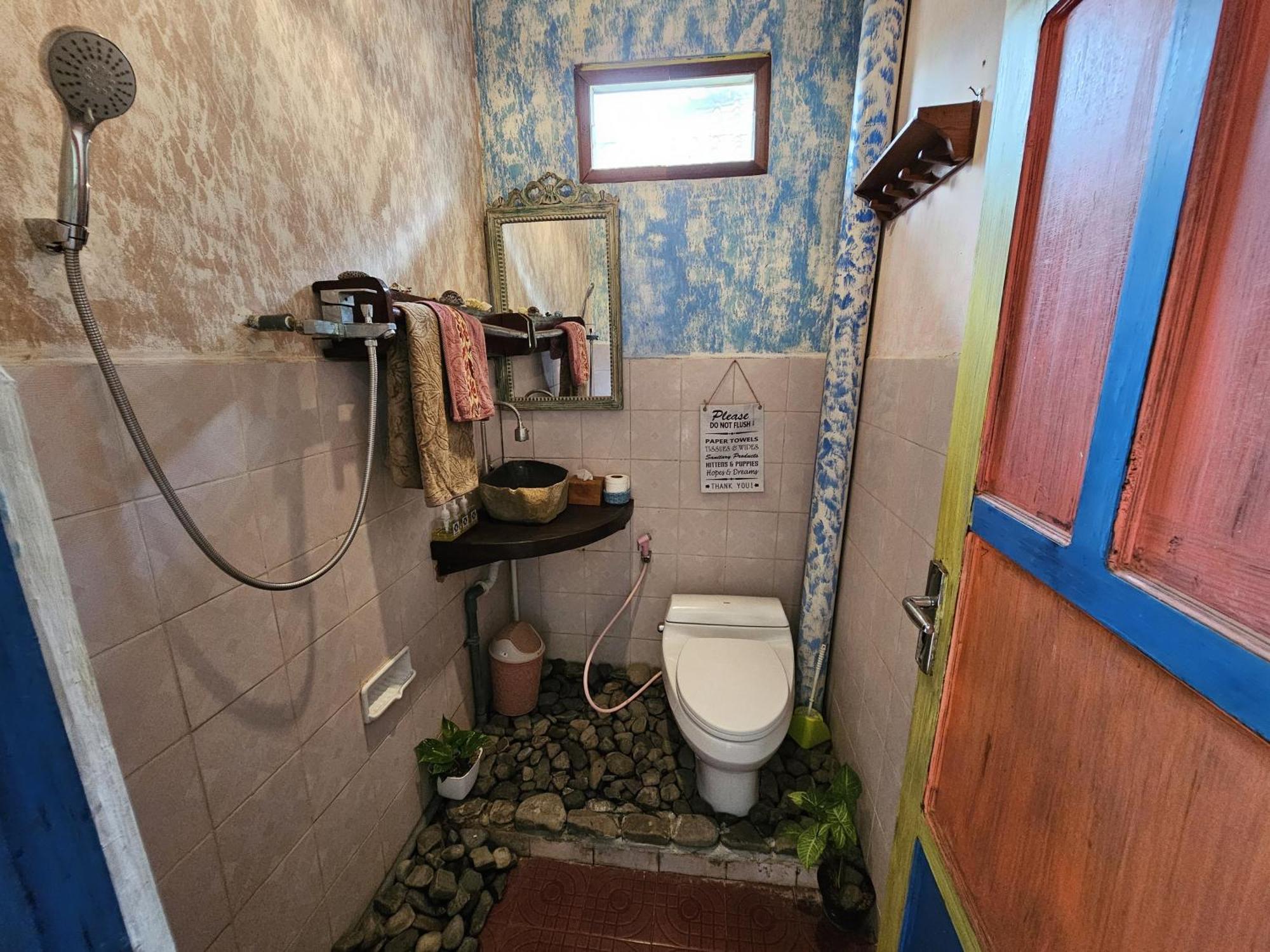 Loca Hostel Lovina (Bali)