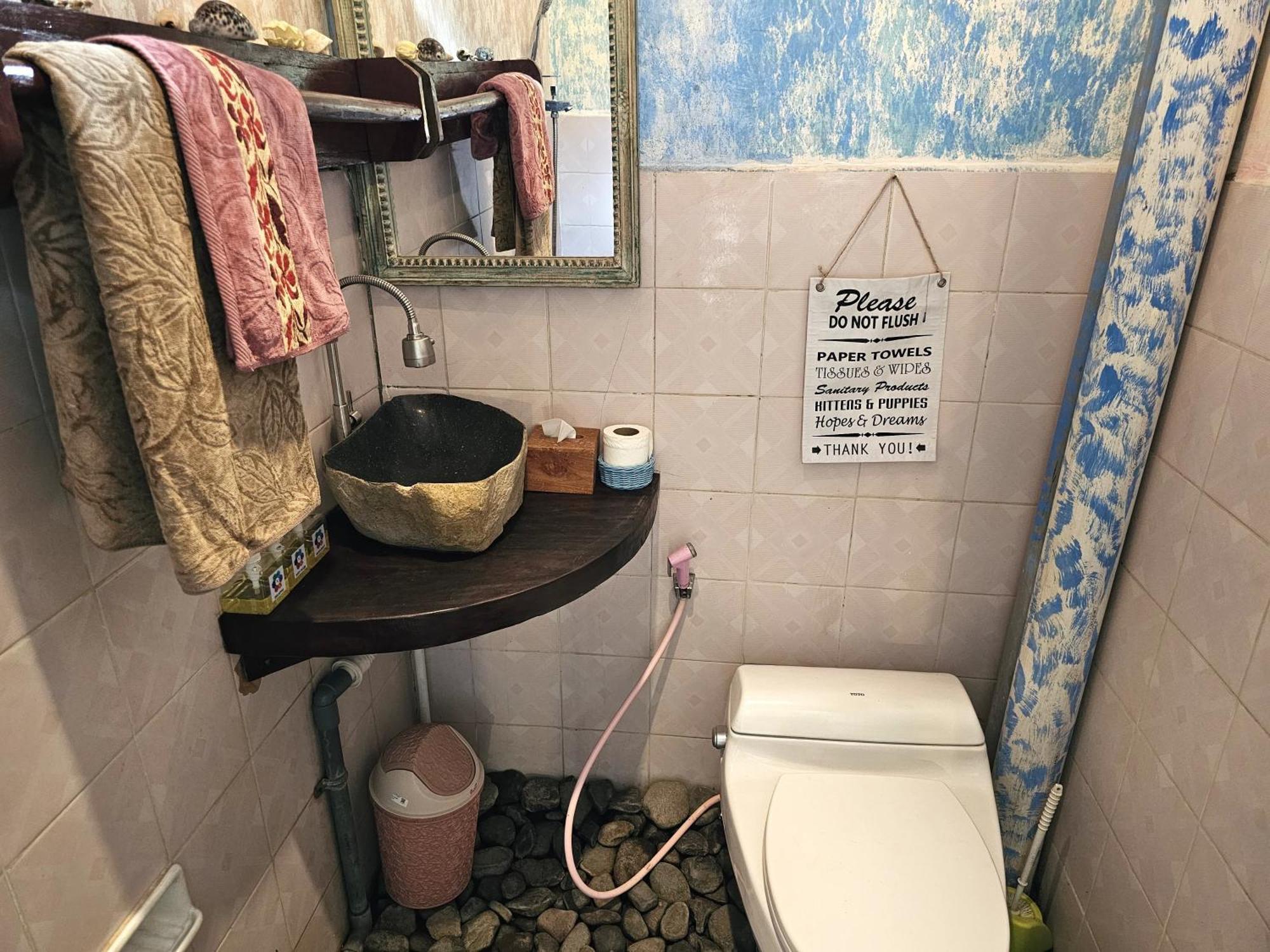 Loca Hostel Lovina (Bali)