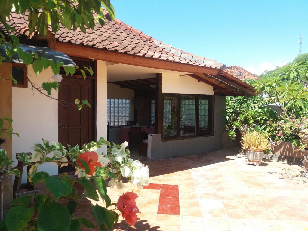 Kembar Padangbai Guest house 2*