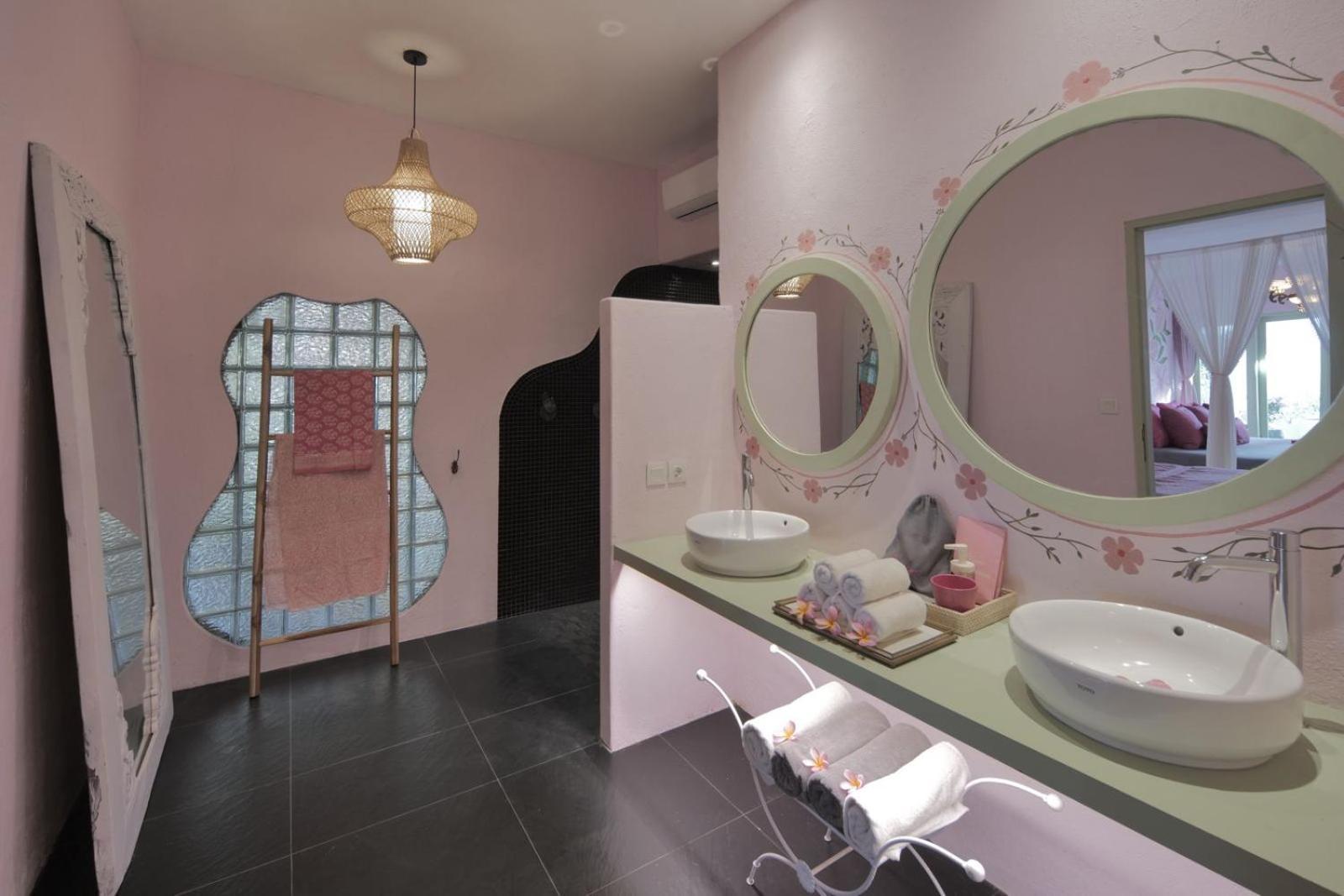 Pinkcoco - Constant Surprises & For Cool Adults Only 3* Uluwatu (Bali)