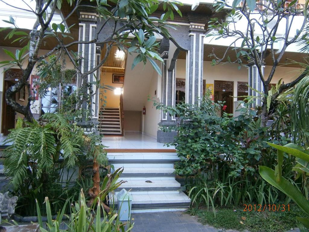 Adus 2* Legian (Bali)