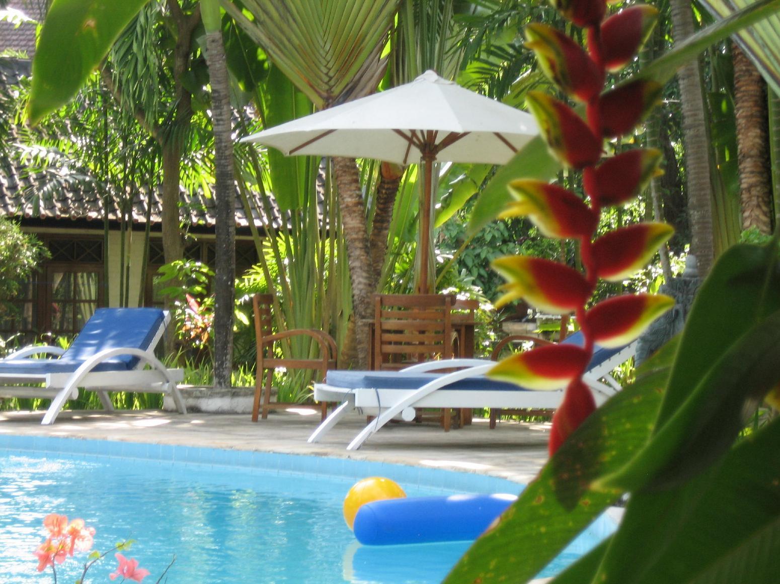 Chichi's Bungalows & Suites Hotel *