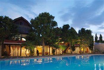 The Village Hotel 3*