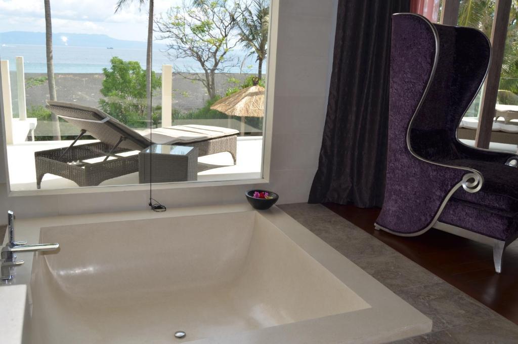 Beachfront Black Pearl Padangbai (Bali)