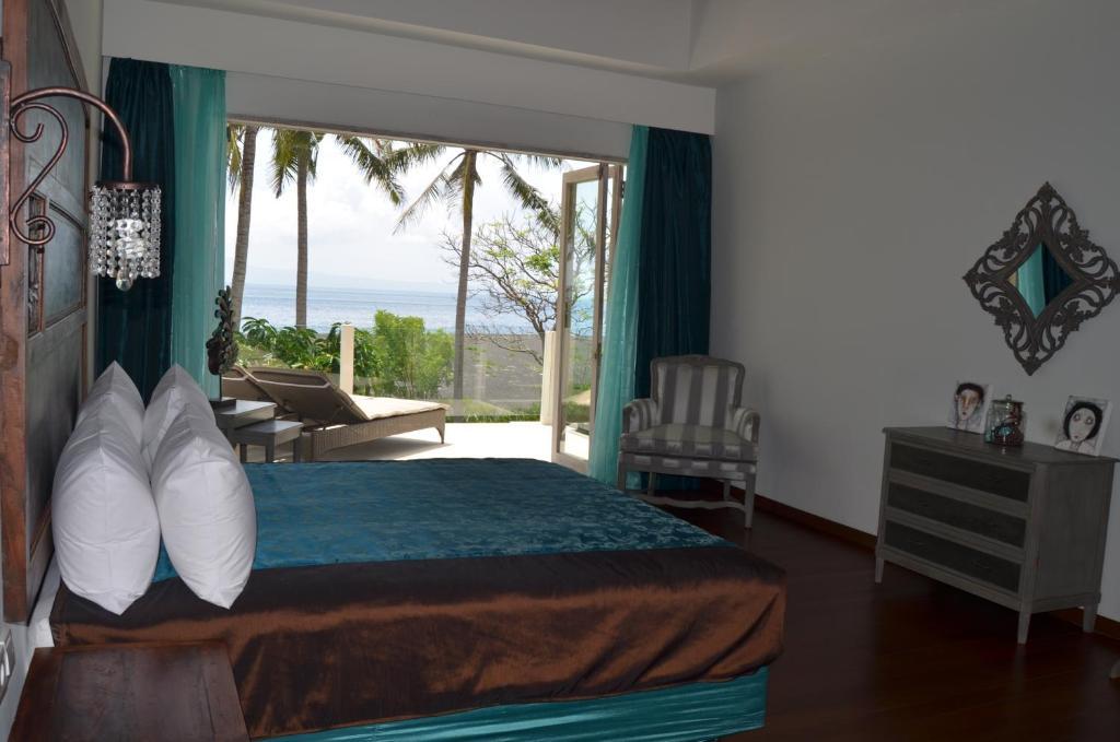 Beachfront Black Pearl Villa