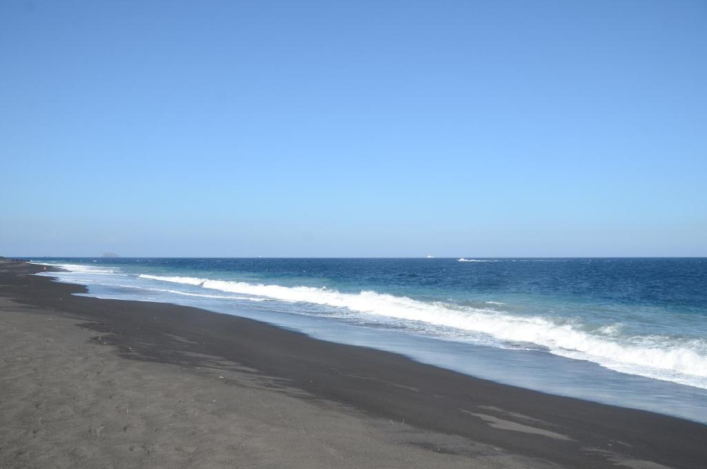 Beachfront Black Pearl Villa Padangbai (Bali)
