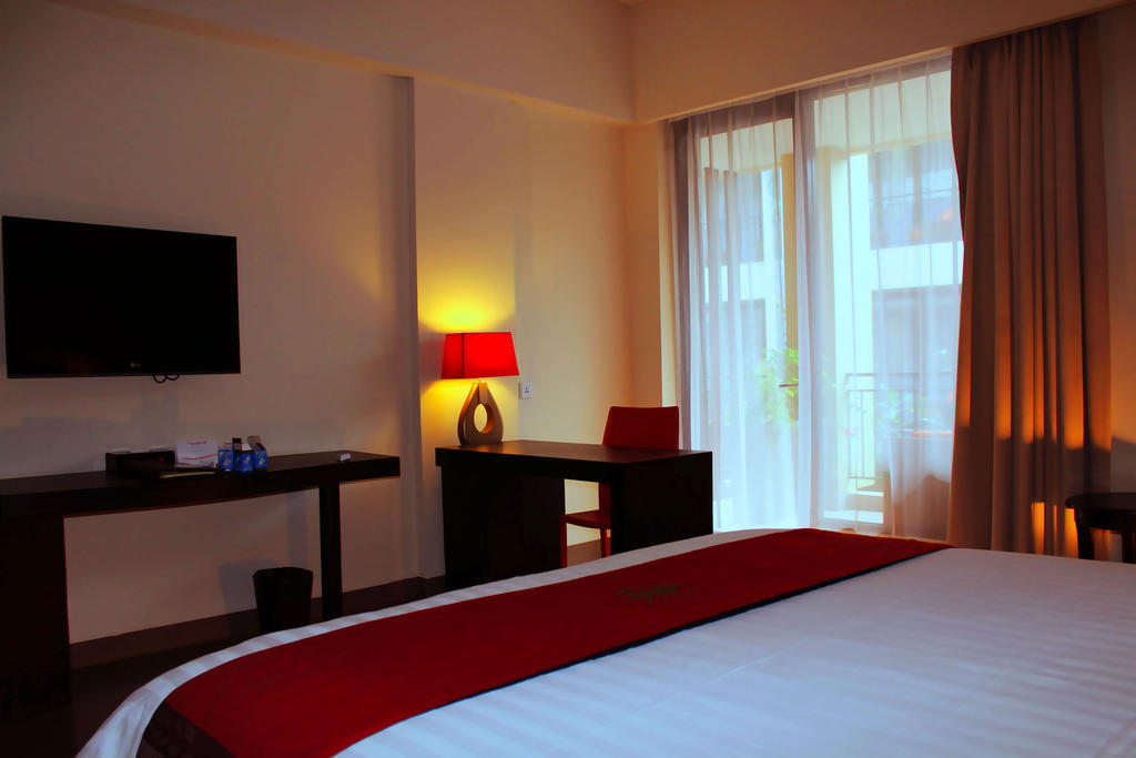 Hotel 100 Sunset Kuta & Ballroom 3*