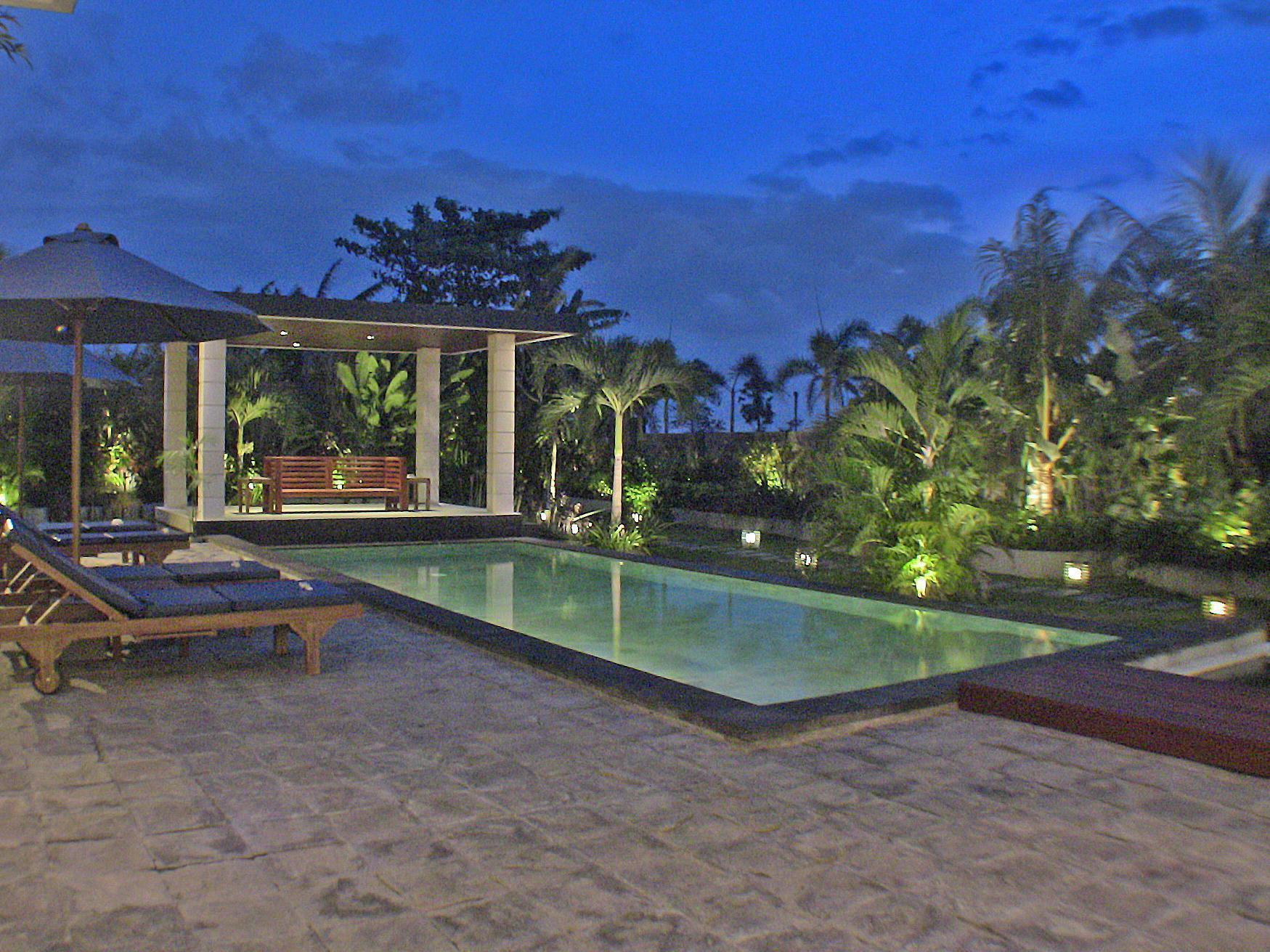 Beachside Hotel *