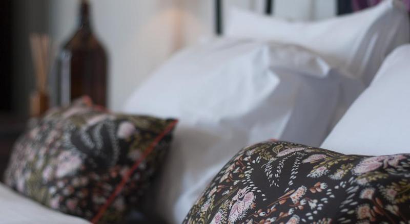Hotel Brown Feather