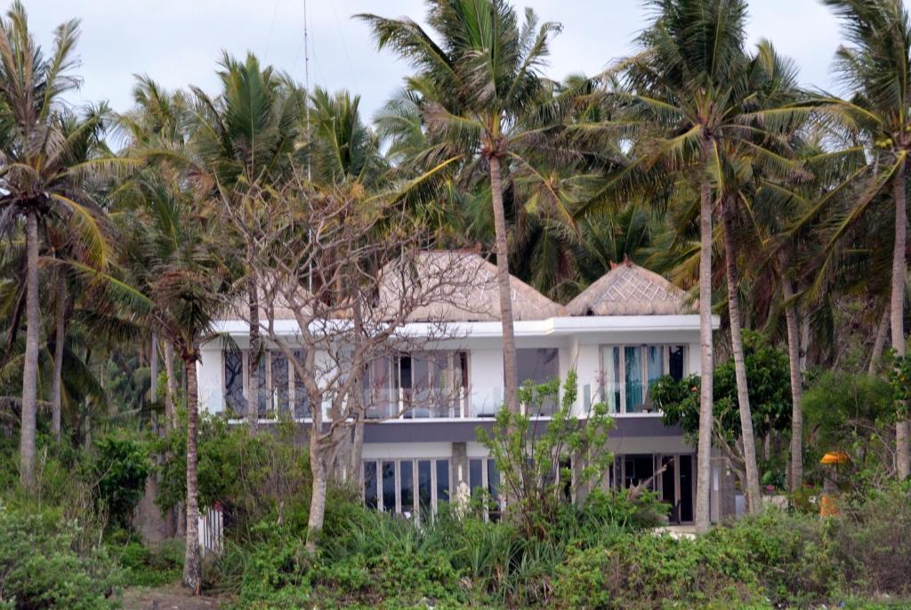 Beachfront Black Pearl *