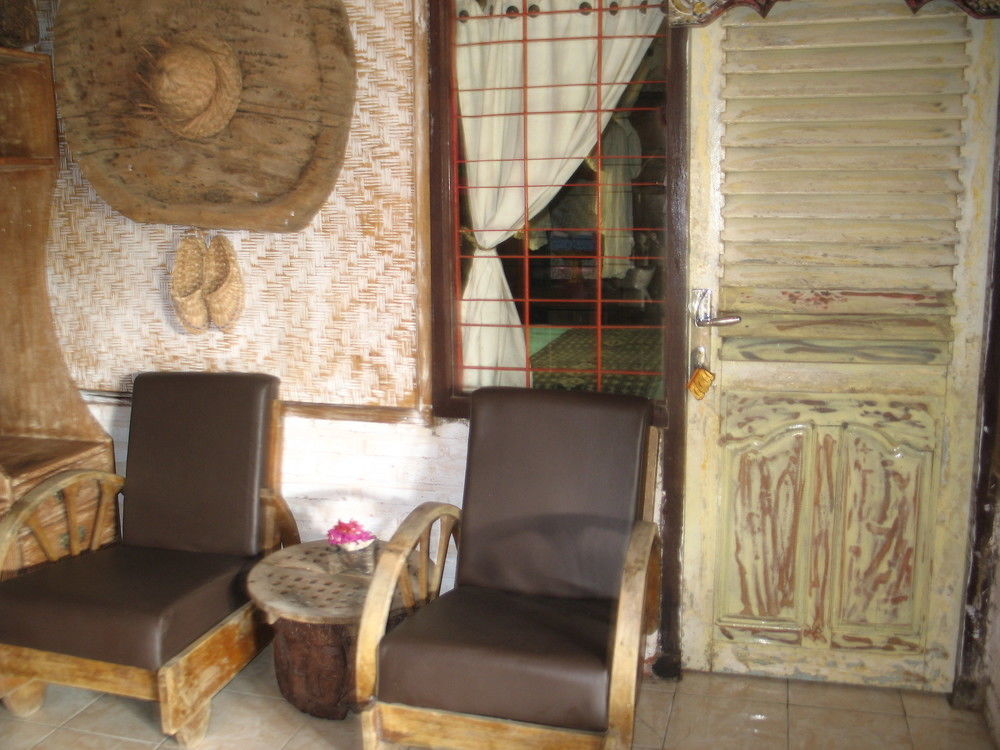 Tempat Tidur & Sarapan Santhiku & 2*