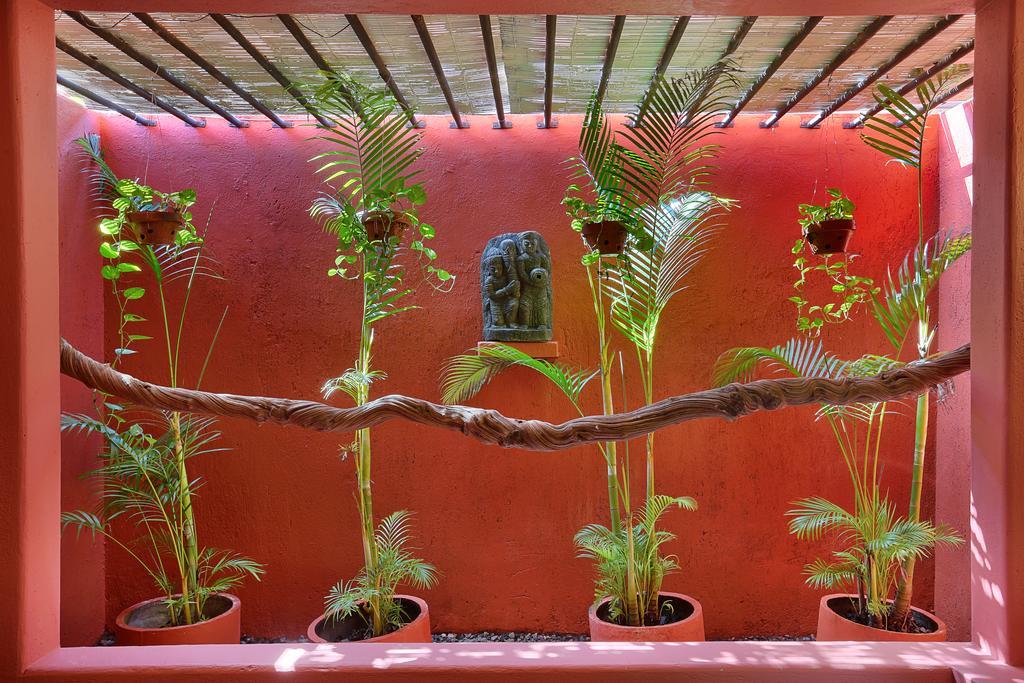 Pinkcoco - Constant Surprises & For Cool Adults Only Hotel Uluwatu (Bali)
