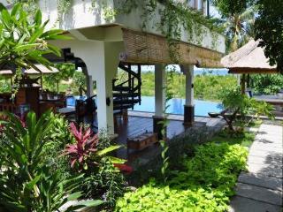 Hotel Santi Sari Boutique 5*