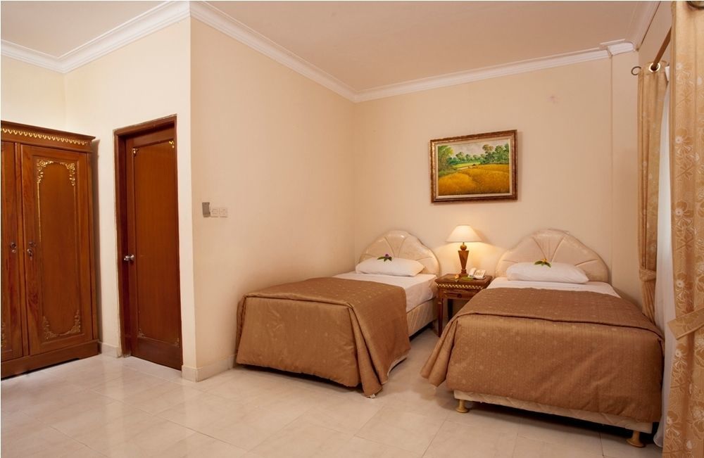Hotel At The 3*
