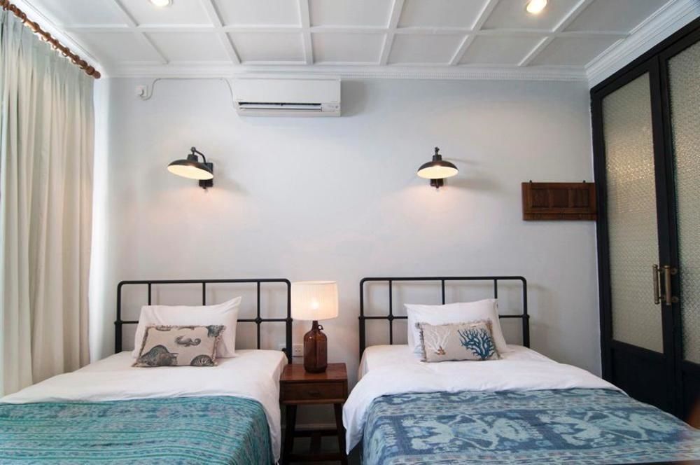 Hotel Brown Feather