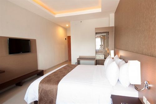 Hotel Lorin New Kuta 4*
