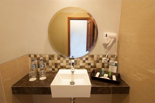 Hotel Lorin New Kuta 4*