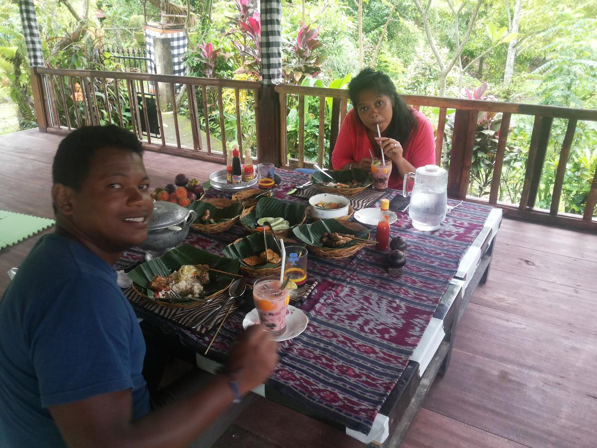 Esa Di Kubu Singaraja (Bali)