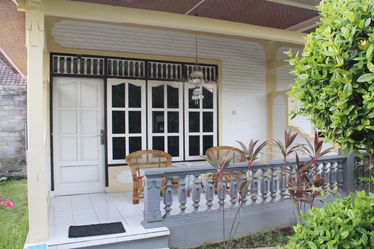 Taman Lily's Penginapan Lovina (Bali)