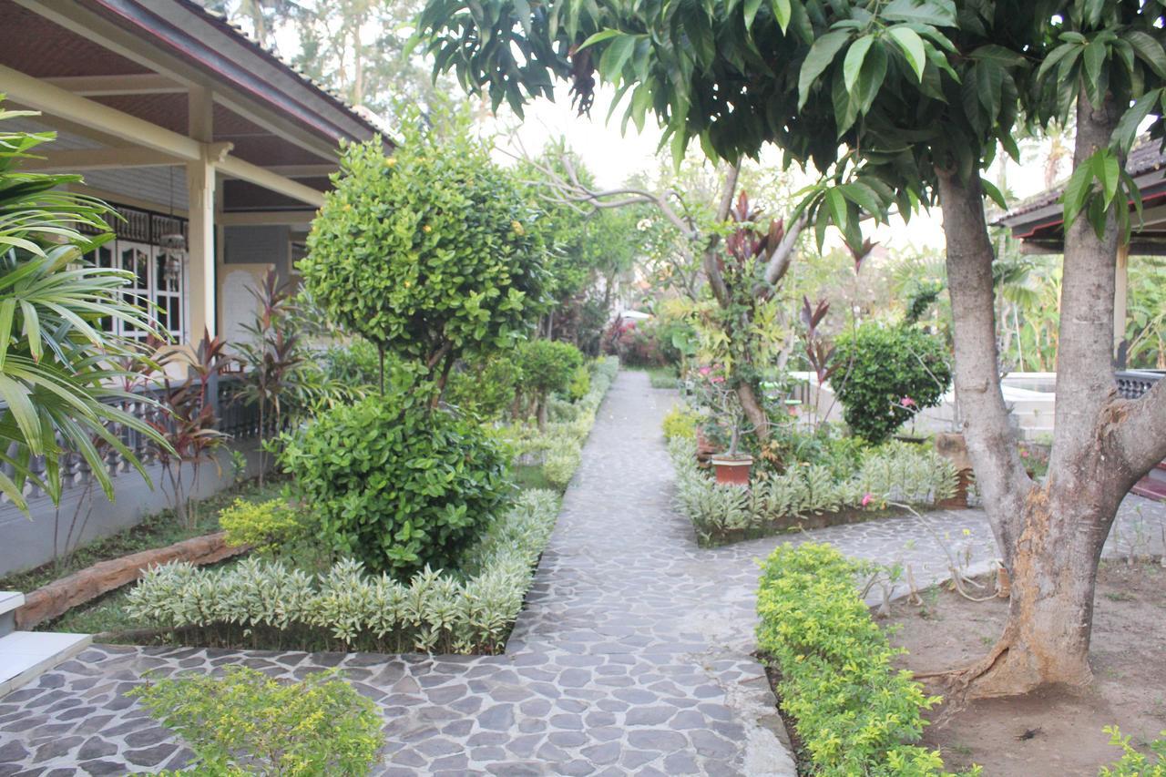 Penginapan Taman Lily's Lovina (Bali)
