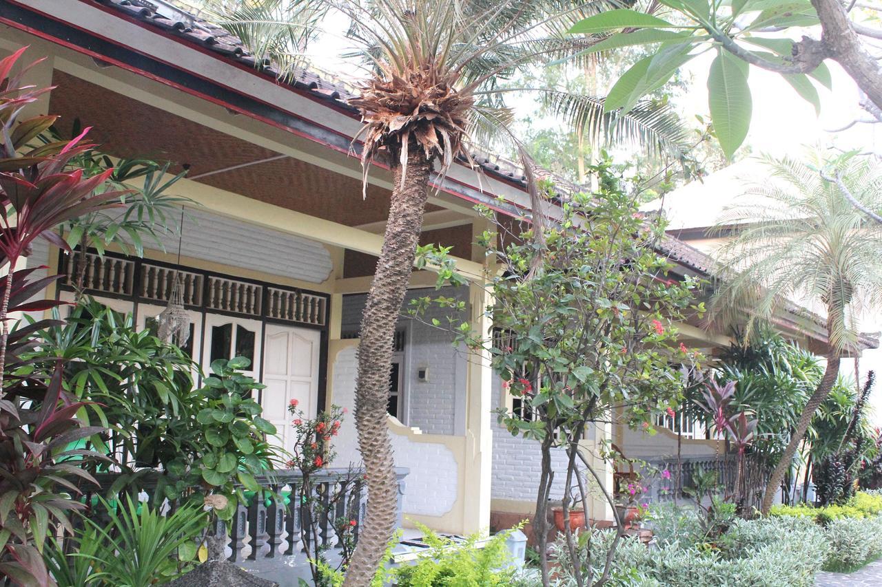 Taman Lily's
