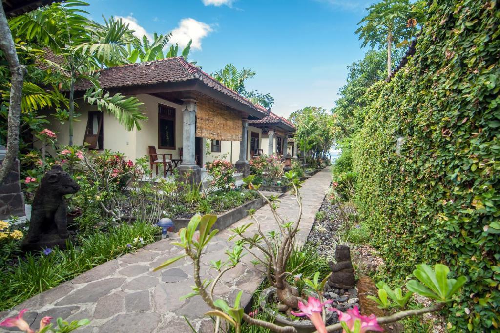 Temple Cafe & Hotel 2*