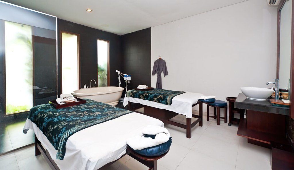The Dipan Resort, And 4* Seminyak (Bali)