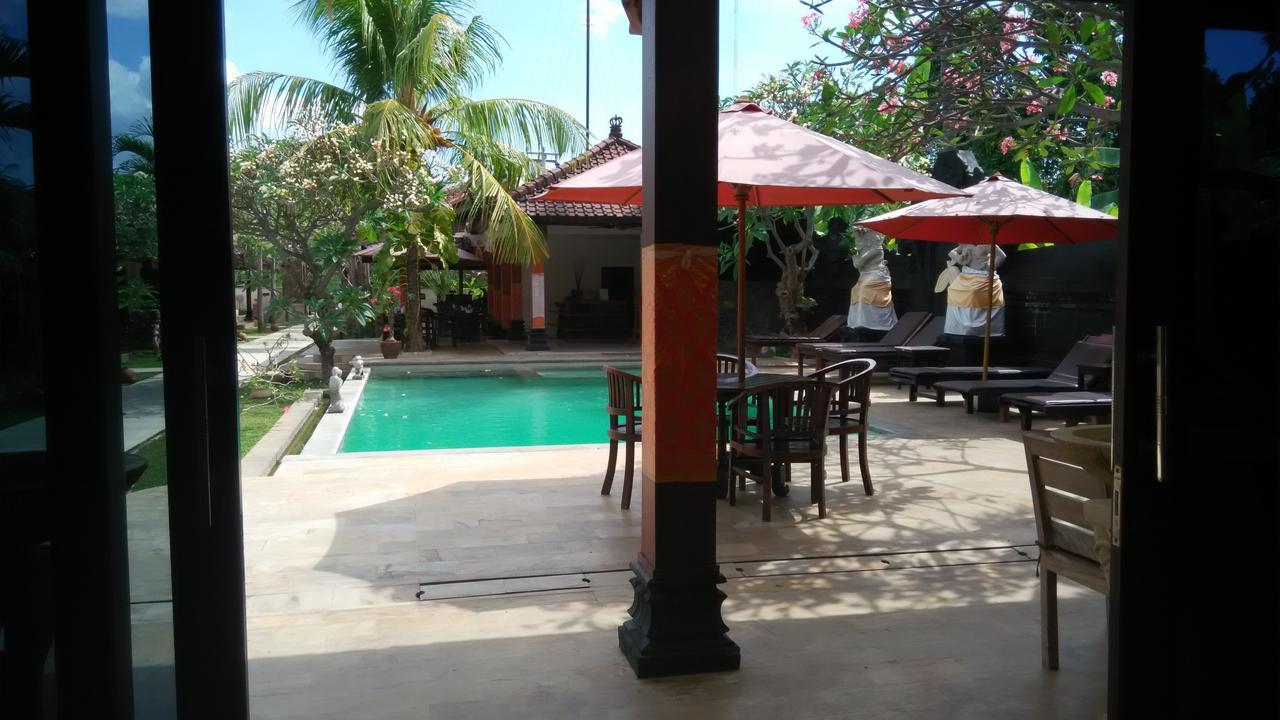 Melamun Lovina (Bali)