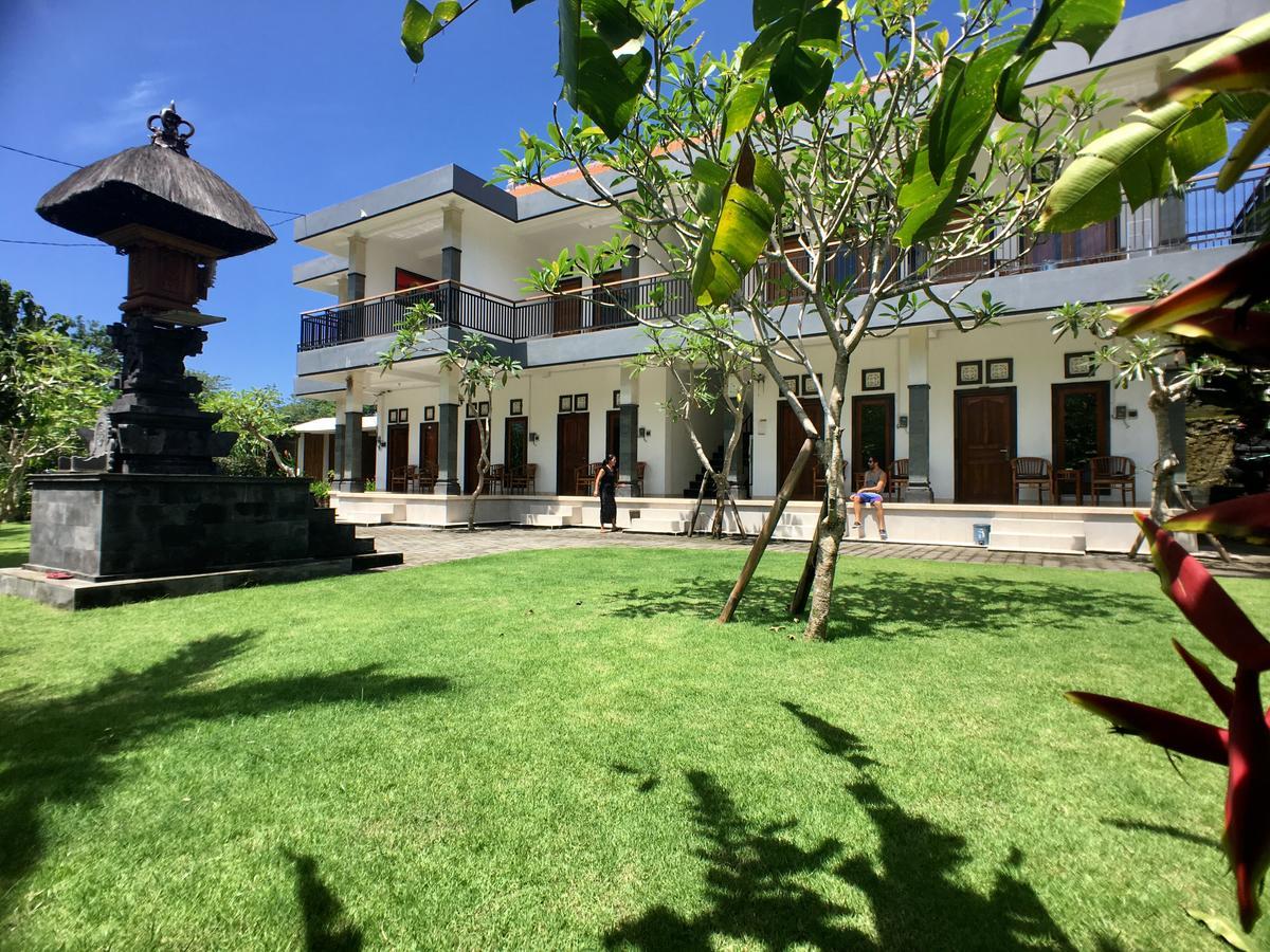 Made Wisma tamu Uluwatu (Bali)