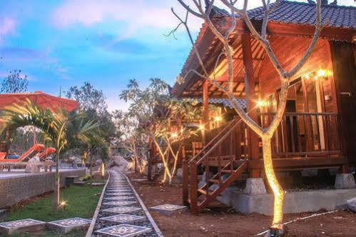 Hotel Dinatah Lembongan Villas 4*