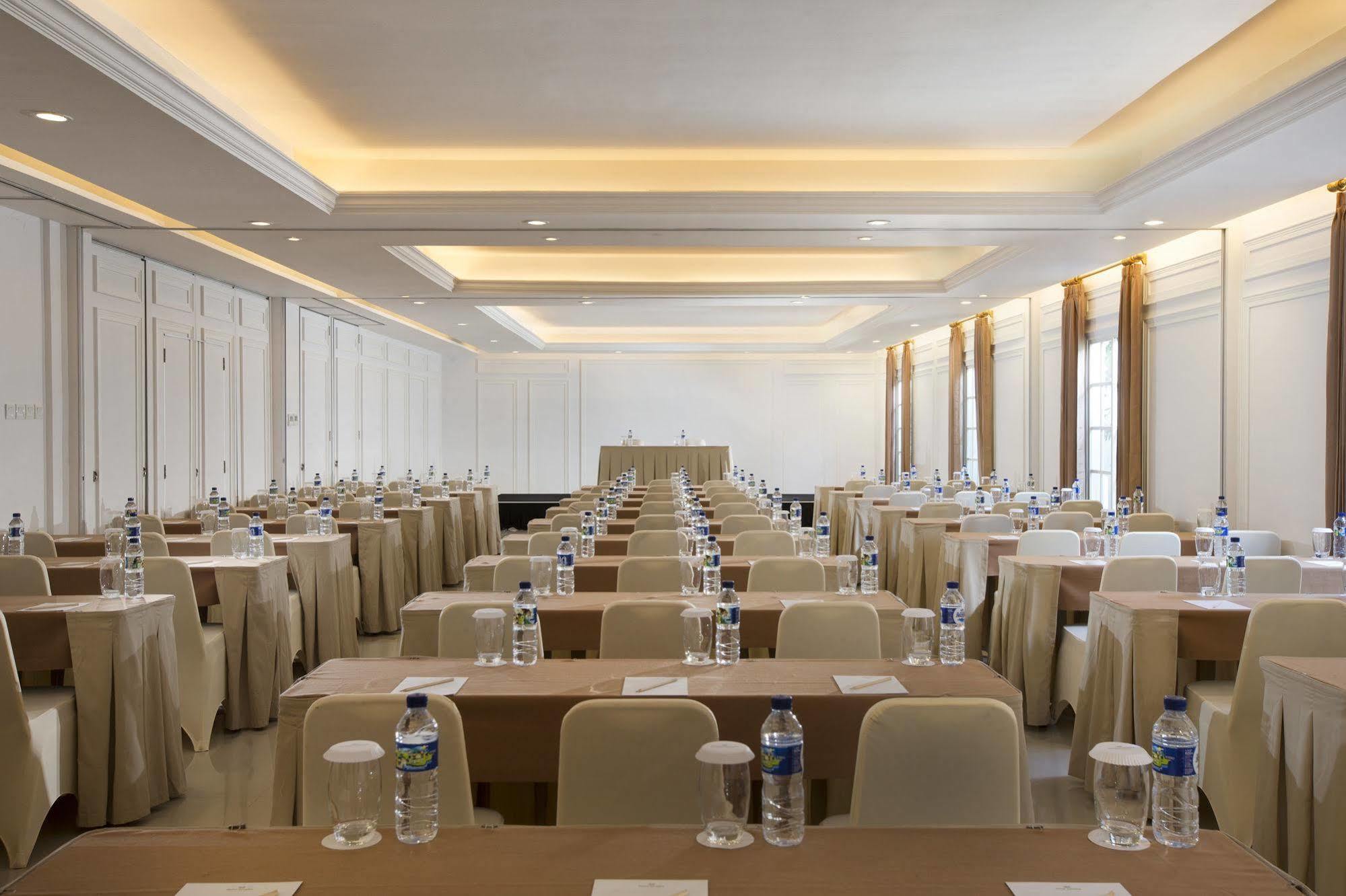 Santika Hotel 3*