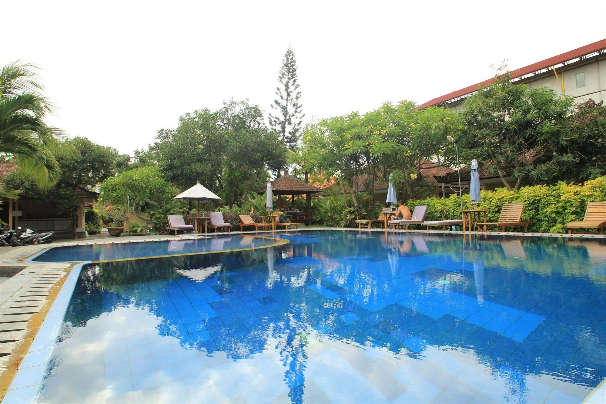Hotel Lusa At Kuta 3*