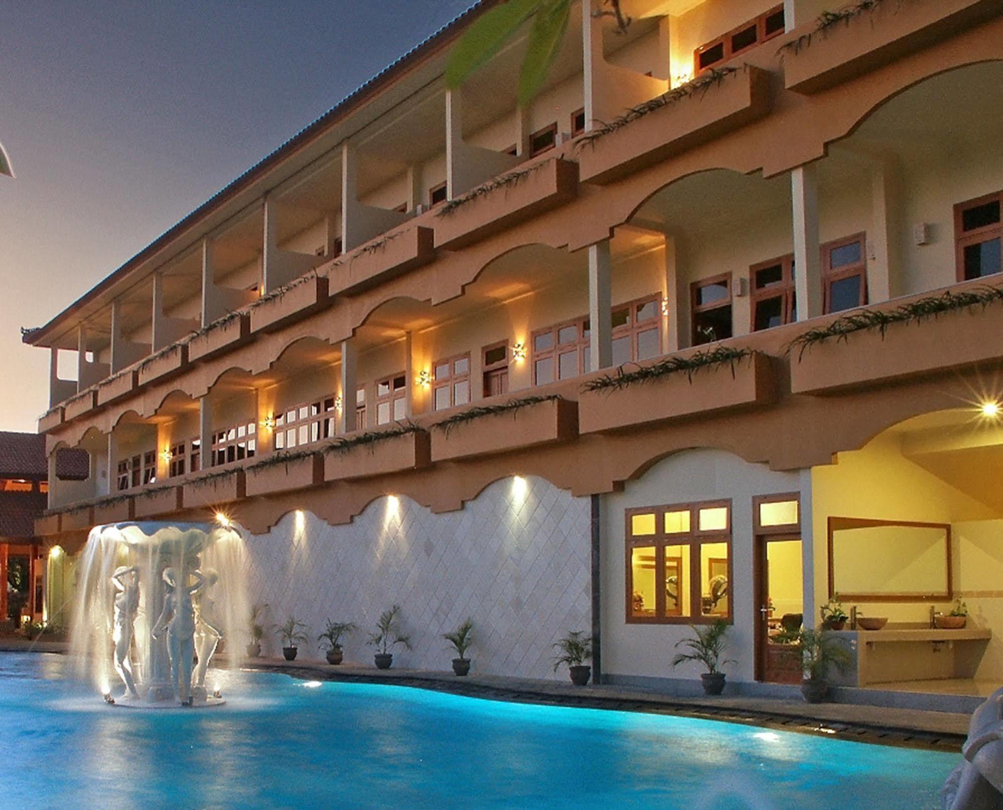Hotel Febri's & 3*