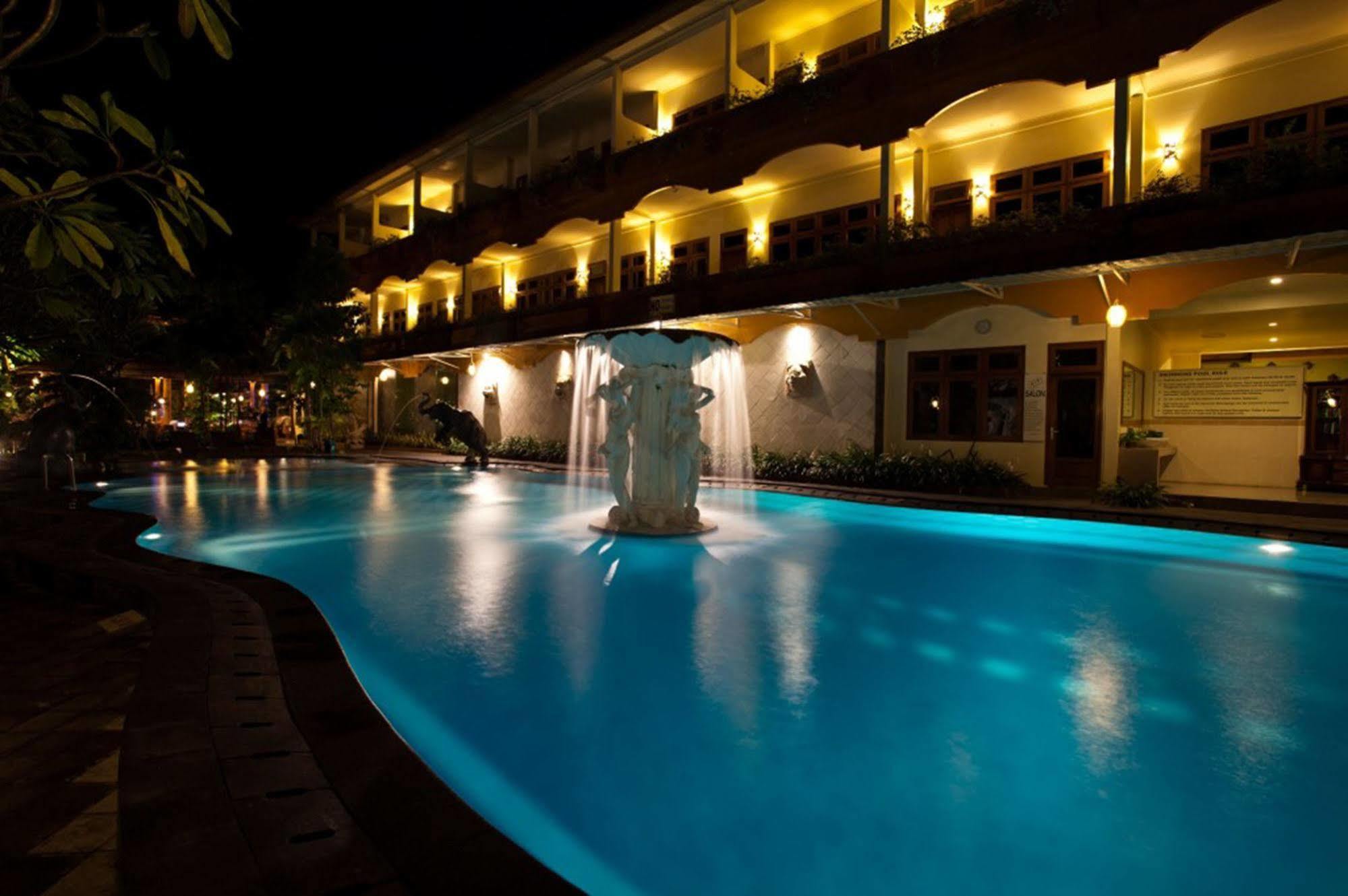 Hotel Febri's & 3*