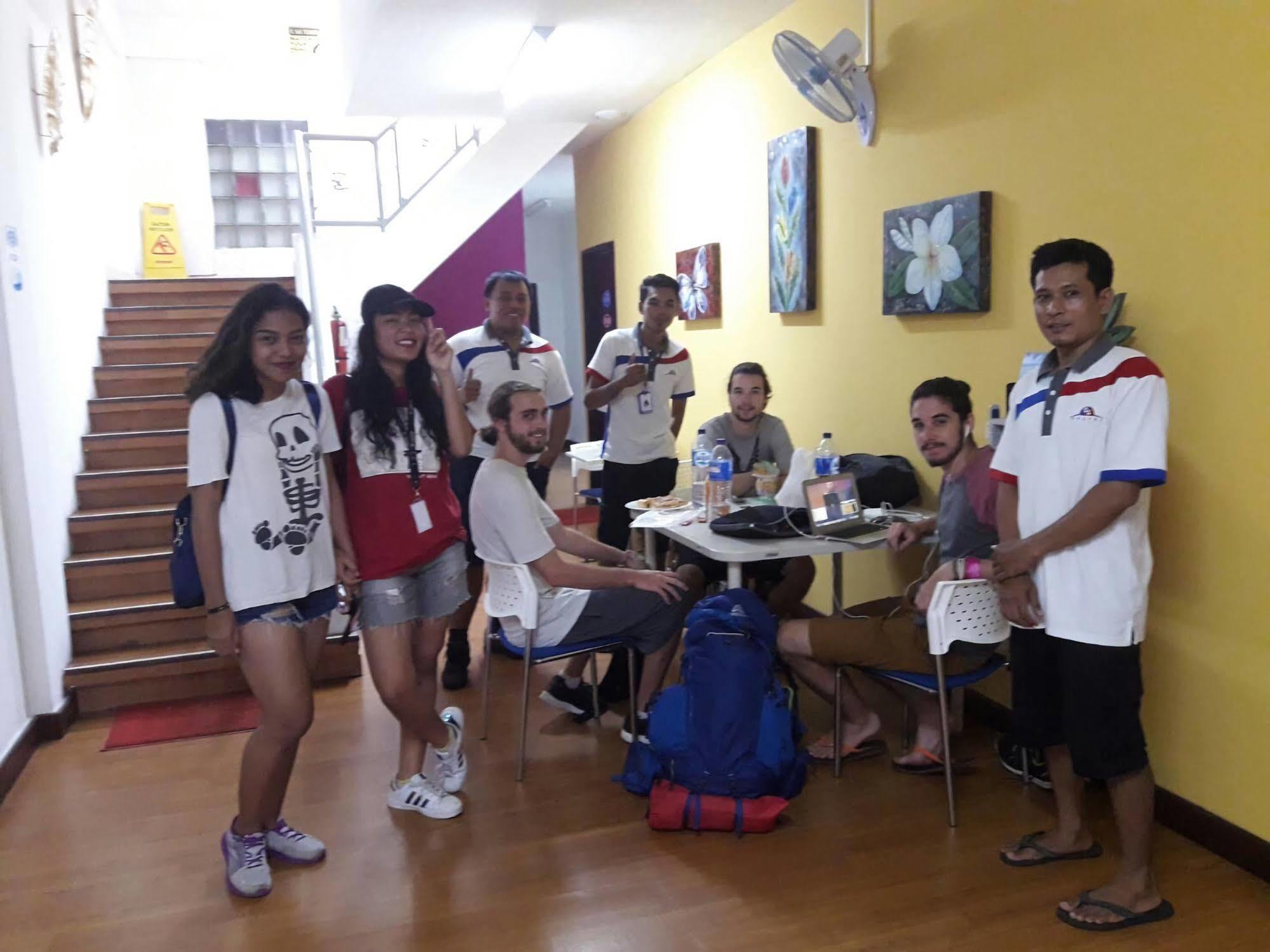 Cx Kuta Raya Hostel *