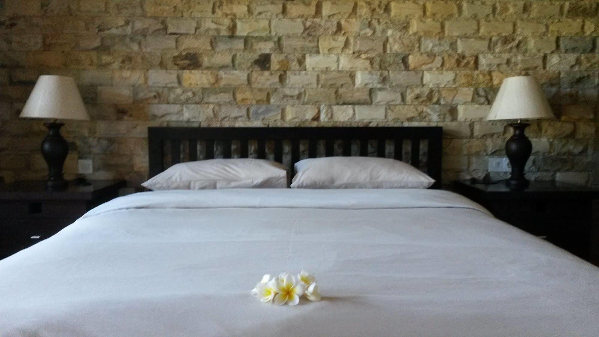 Bluehill Dive Hotel