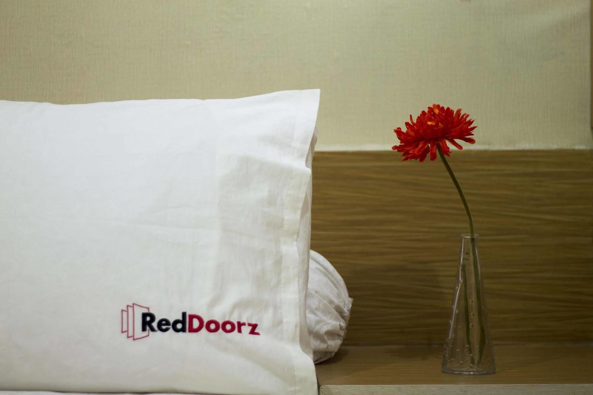 Wisma tamu Reddoorz Near
