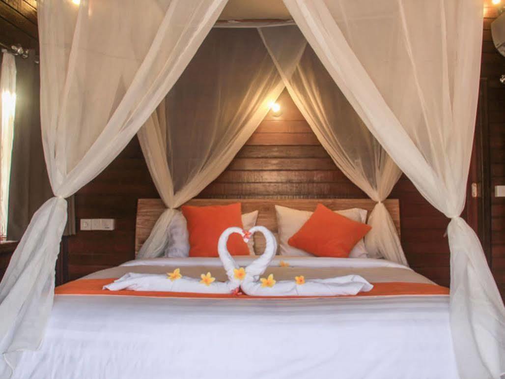 Hotel Dinatah Lembongan Villas 4*