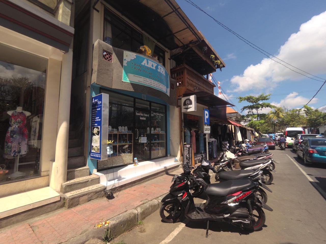 Homestay Rumah Ary & *