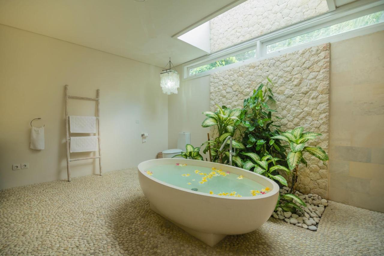 Bali Luxe Beachfront Rooftop Sunsets Villa Canggu (Bali)