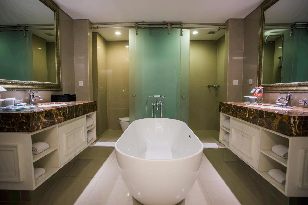 Hotel Santika 3*