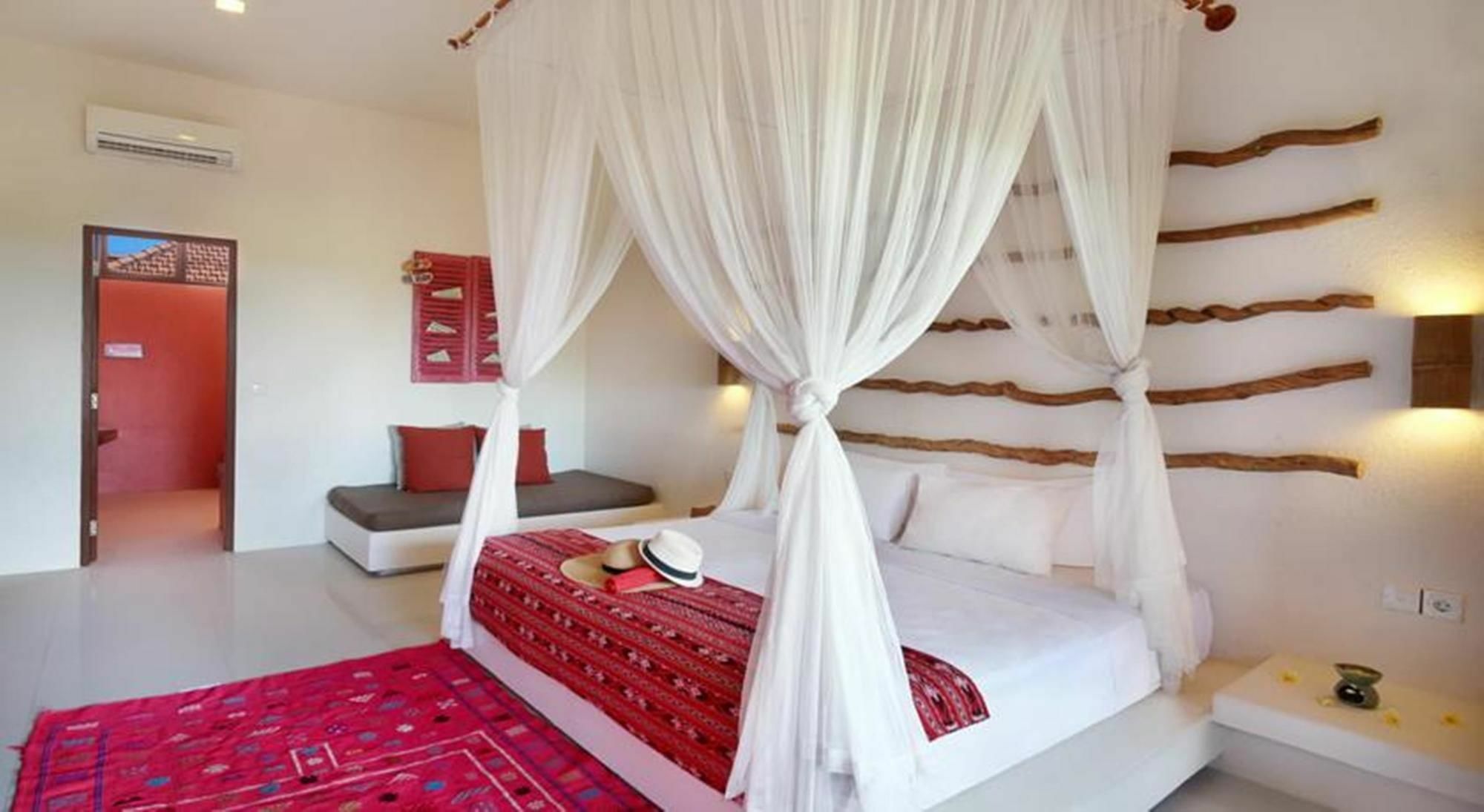 Pinkcoco - Constant Surprises & For Cool Adults Only Uluwatu (Bali)