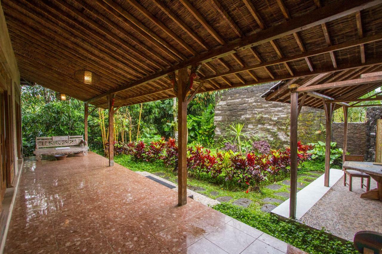 Senetan And Ubud (Bali)