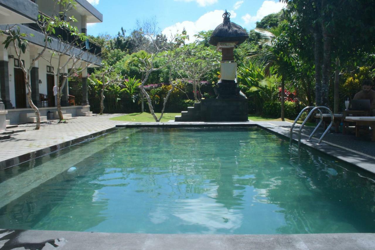 Made Wisma tamu Uluwatu (Bali)